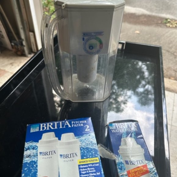 Brita Water Pitcher with 2 Advanced Filters and 1 water filter - Picture 2 of 5